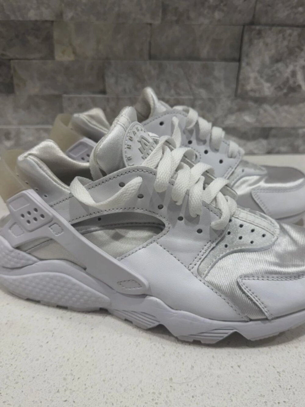 Nike Air Huarache Shoes Womens 7.5 Triple White Running Sneakers Gym DH4439-102